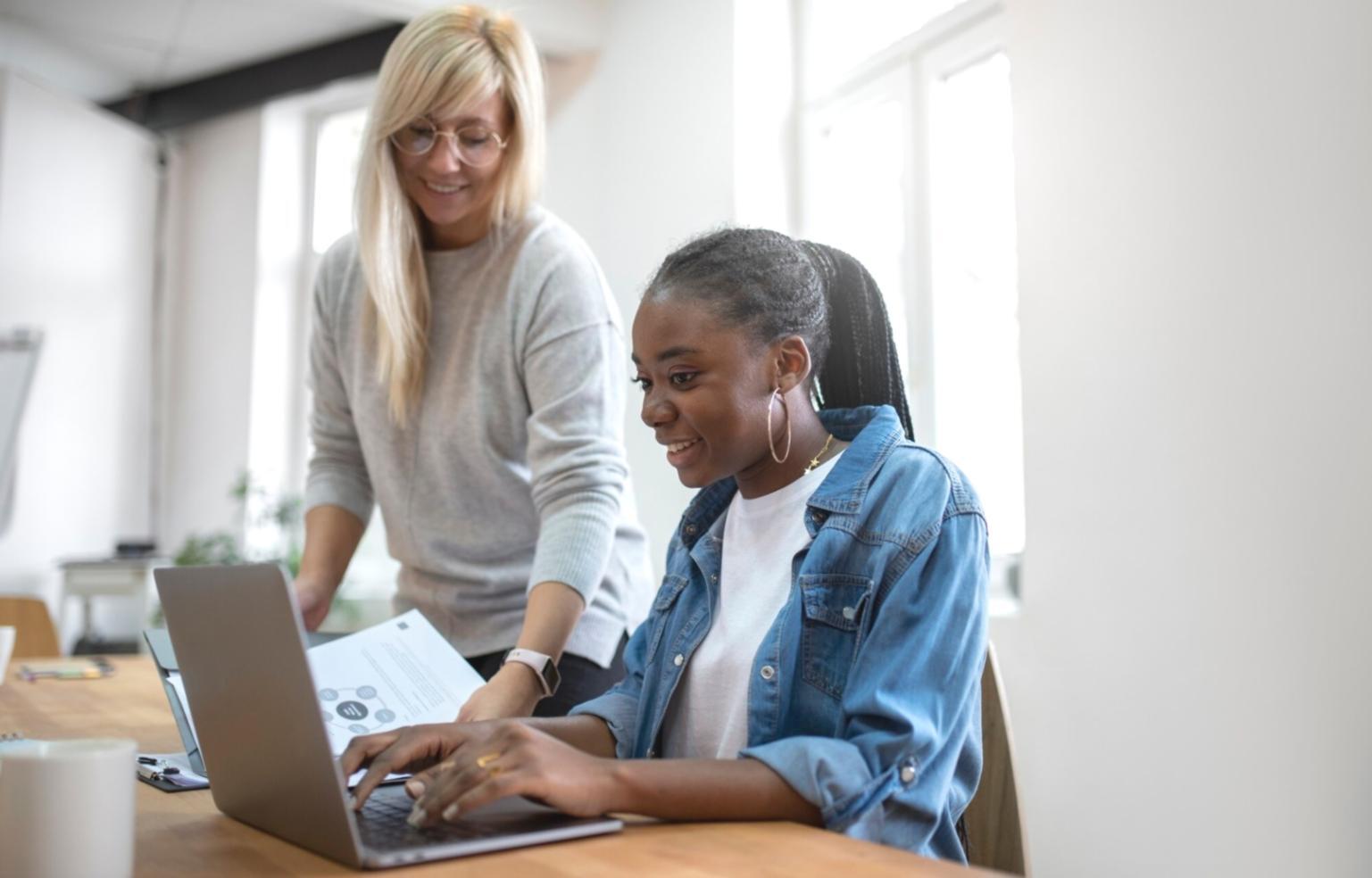 Moderní kancelář s finančními dokumenty a technologiemi